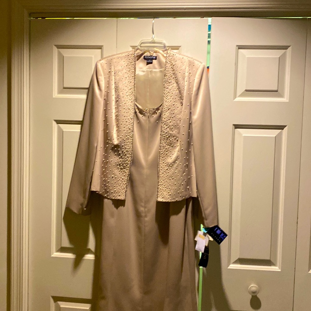 Very stylish 2 Piece Champagne Garment Suit size 16. Brand New never worn.